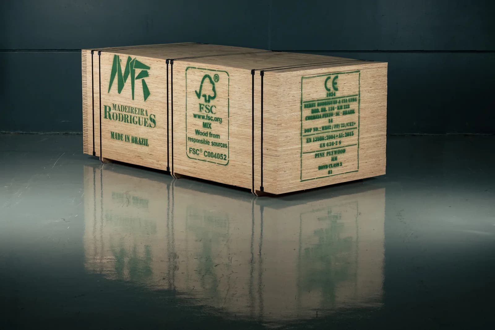 Fardo de compensado de pinus cintado, com a marca Madeireira Rodrigues, o selo FSC e a marcação CE estampados