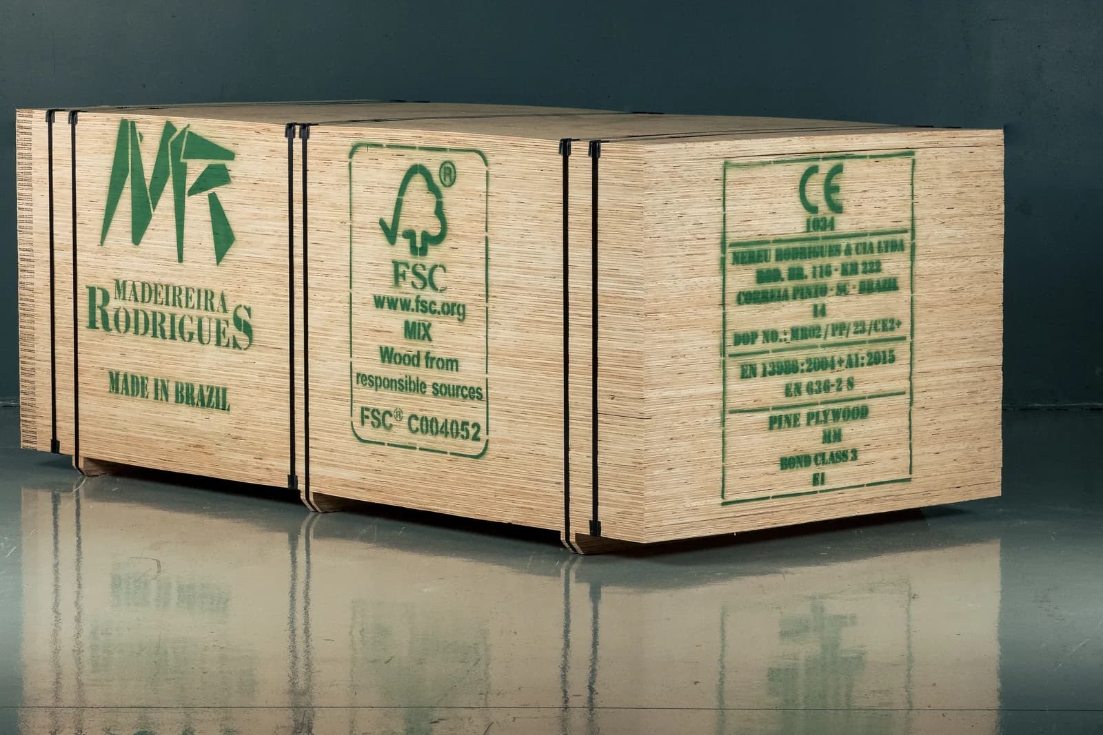 Fardo de compensado de pinus cintado, com a marca Madeiras Rodrigues, o selo FSC e a marcação CE estampados